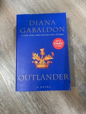 Outlander by Diana Gabaldon - Blue Cover Novel
